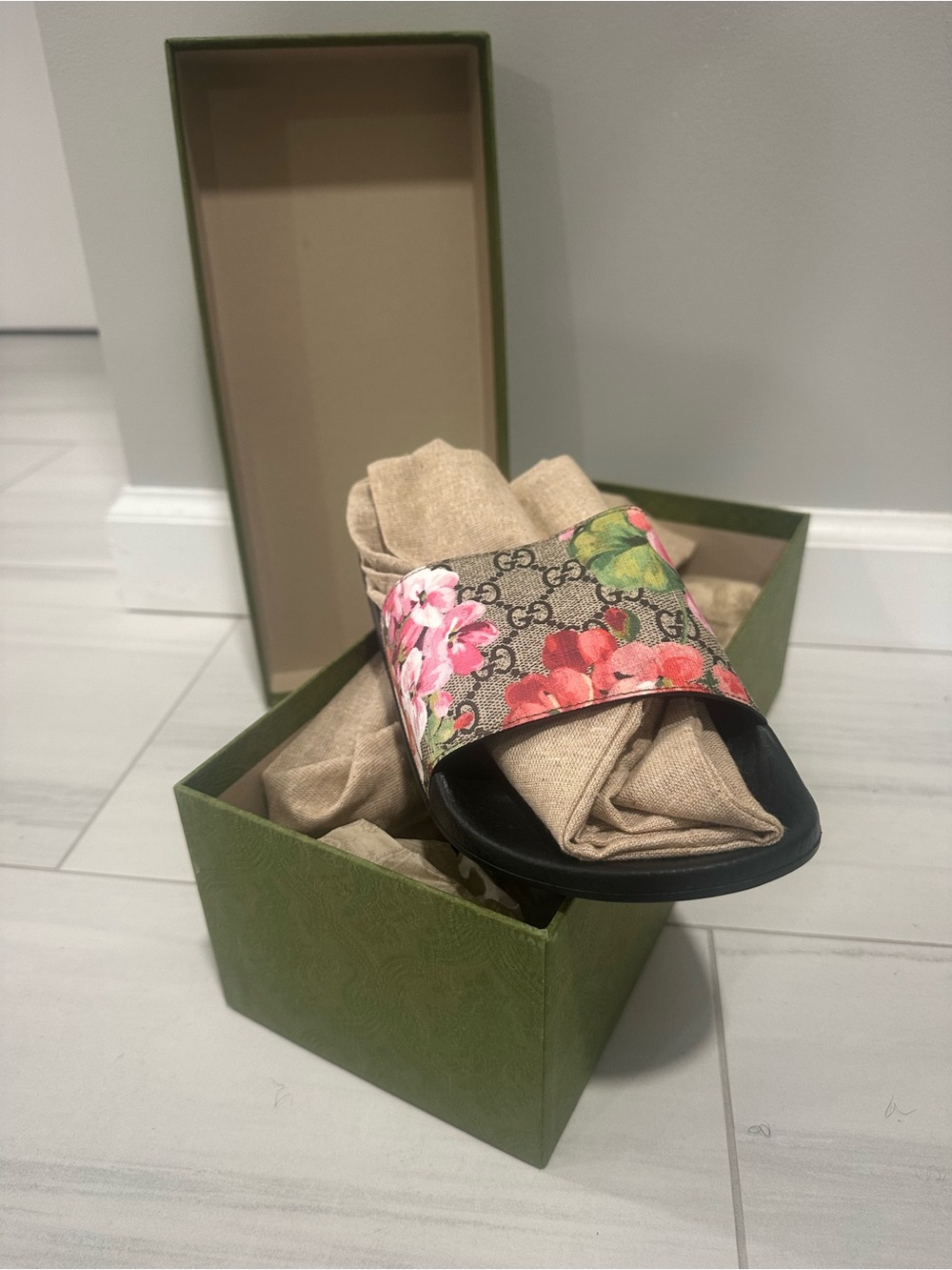 Gucci GG Supreme Floral Bloom Slide Sandals – Size 41 🌸🖤